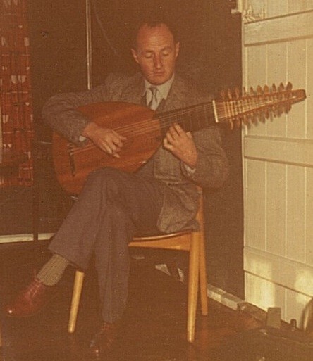 Dupré playing Dowland’s My Lady Hundson's Puffe, on the lute (recorded in 1960)
